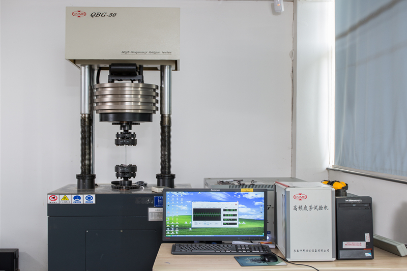 AUKŠTO DAŽNIO-NUOVARGIMO BANDYMO MAŠINA