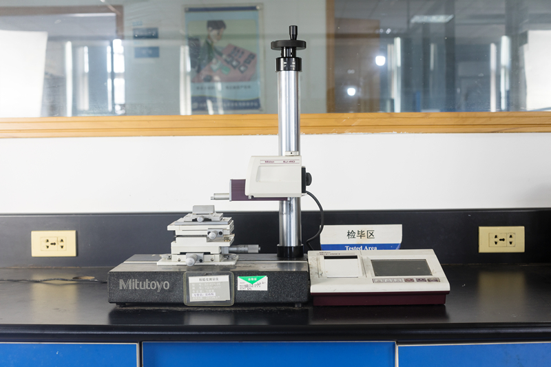 PAVIRŠIAUS RUŠUMO MATAVIMO PRIETAISAS